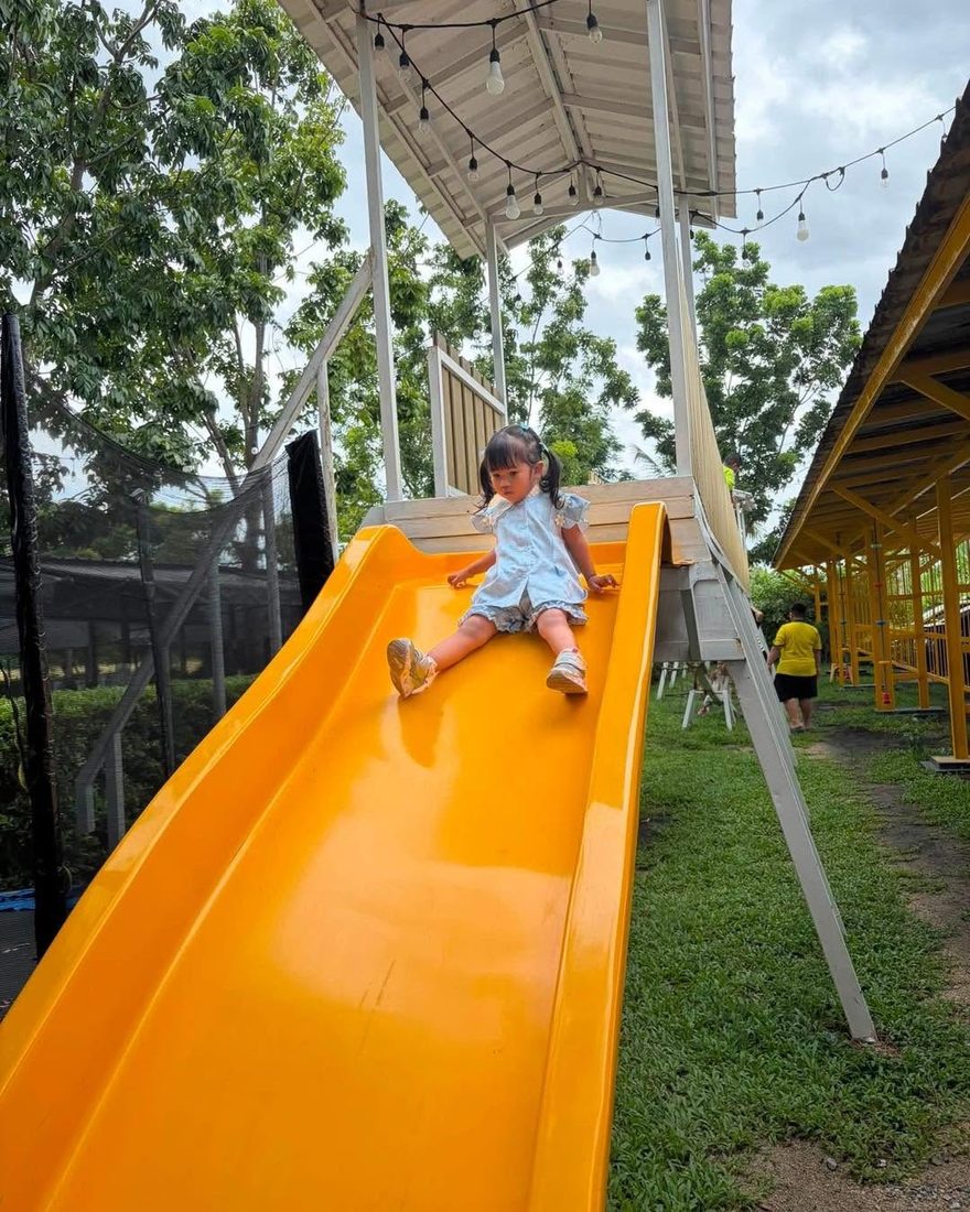 สไลเดอร์ในสนามเด็กเล่น