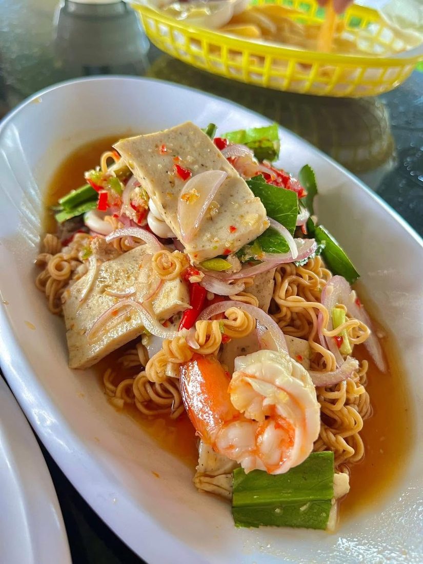 ยำวุ้นเส้นทะเล