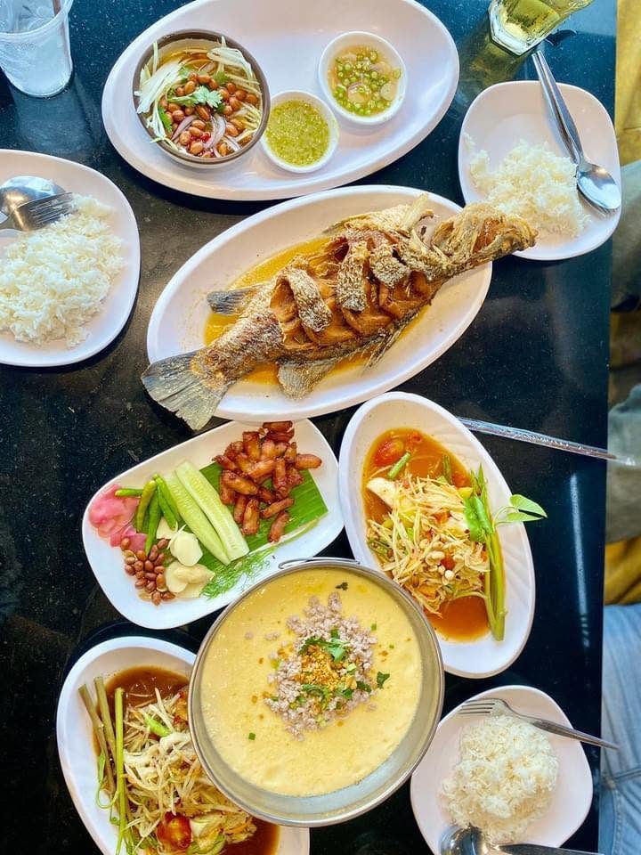 สำรับอาหารไทยพร้อมวิวทะเลสาบ